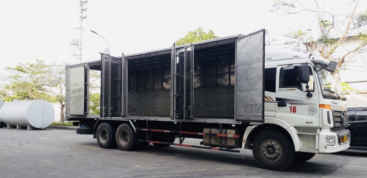 Nhận vận chuyển hàng hóa với xe tải thùng kín dài 9m5 mở full sườn 